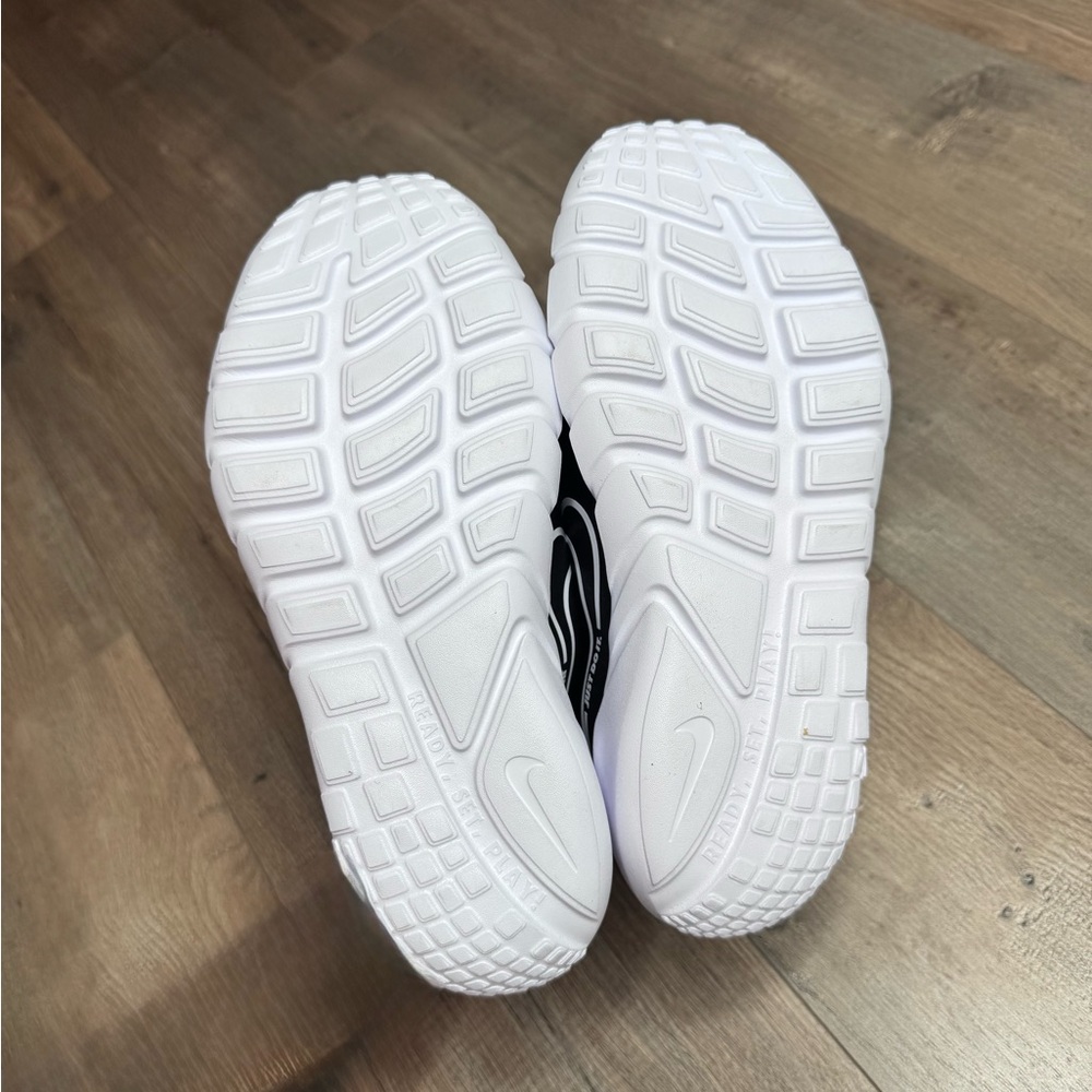 NEW Nike Flex Runner 2 Kids Black and White Sneakers Youth 7 /Womens 8.5 - Picture 7 of 7